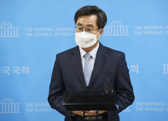 김동연 전 경제부총리가 지난 26일 국회 소통관 백브리핑장에서 공약을 발표한 뒤 취재진 질문에 답하고 있다. 국회사진기자단=연합뉴스